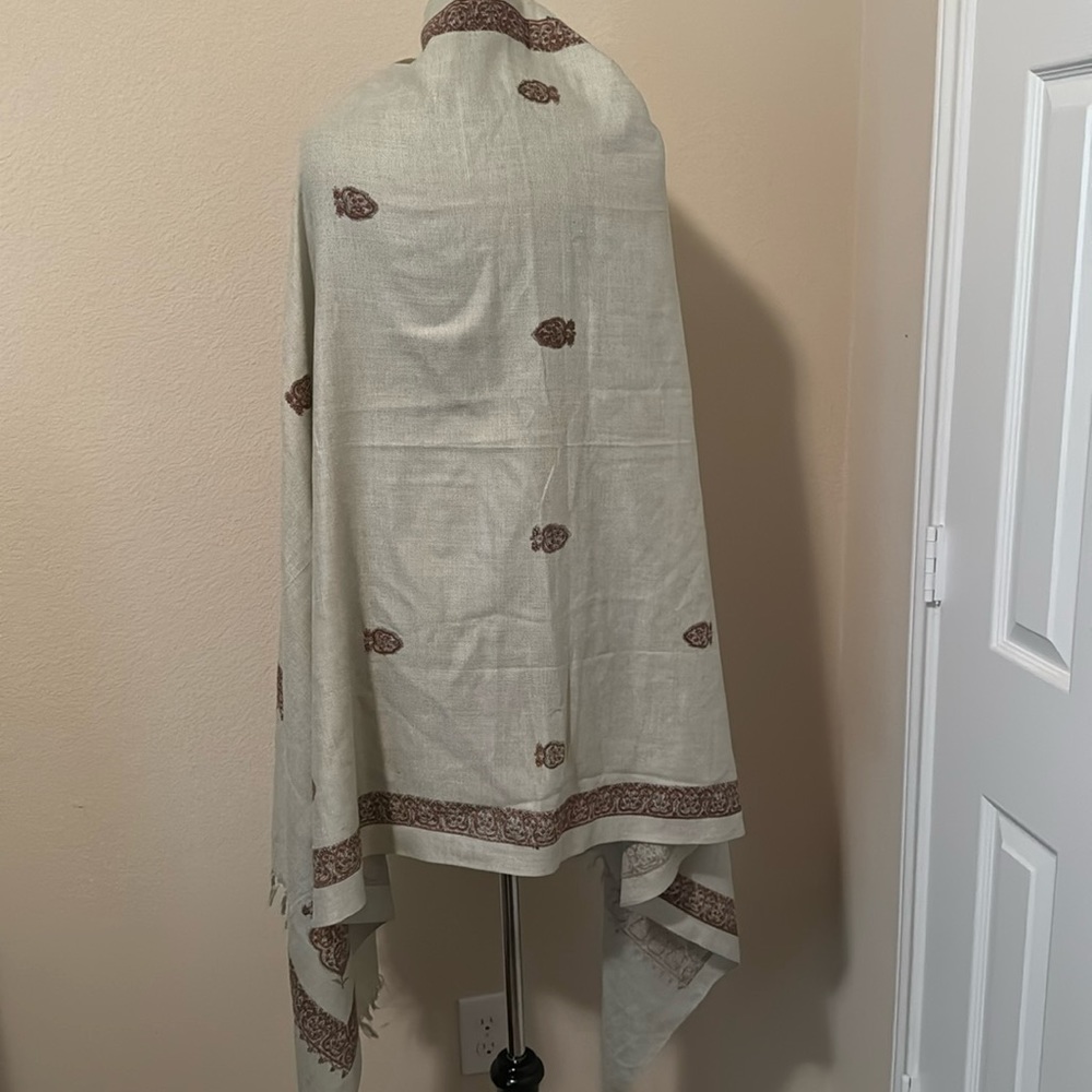 Linen Shawl in Silver with Red Accents/Design - Picture 2 of 9